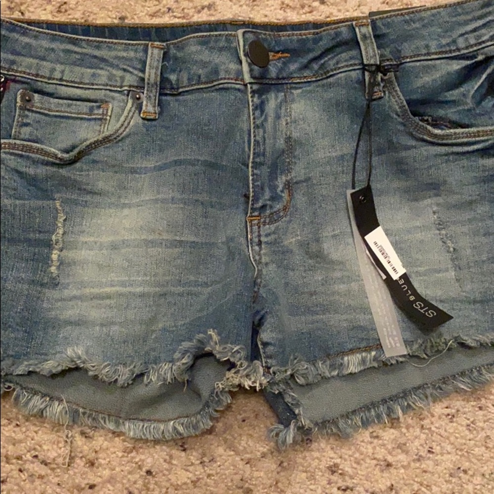 Never worn STS SHORTS still has tags
